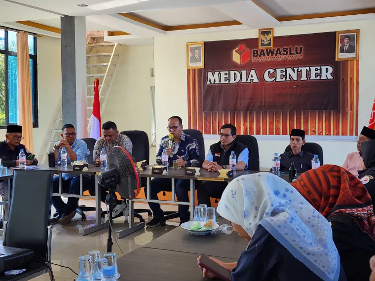 Kordinator Divisi Penanganan Pelanggaran, Data dan Informasi Bawaslu Sumatera Barat, Vifner, Senin (4/8) pada acara Rapat Kordinasi pengelolaan dan pelayanan data dan Informasi di Bawaslu Pessel. Foto: Bawaslu Pessel