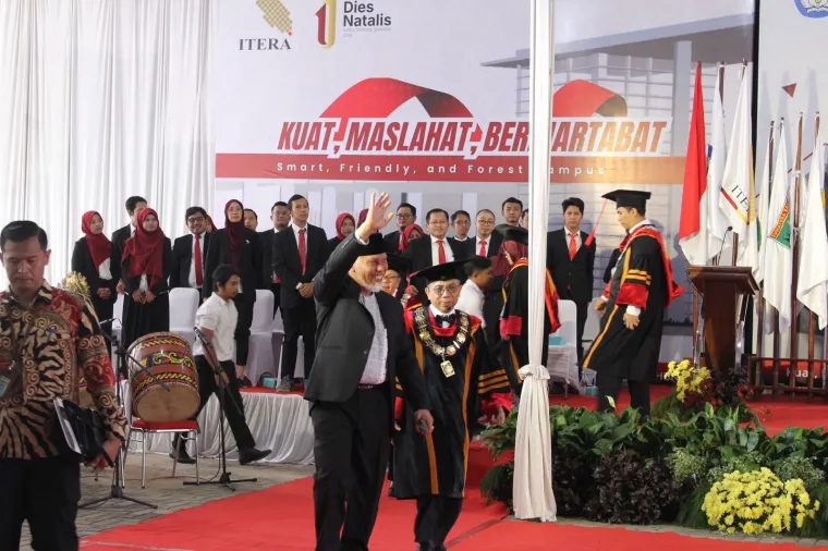 Gubernur Mahyeldi saat memberikan orasi ilmiah pada Sidang Penerimaan Mahasiswa Baru ITERA, yang berlangsung di Plantaran Laboratorium Teknik OZT, Kampus ITERA di Lampung, Senin (11/8/2025). Foto:Adpim Sumbar