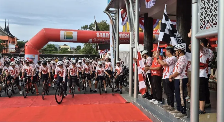 Gubernur Sumatera Barat (Sumbar), Mahyeldi Ansharullah ketika melepas secara resmi ratusan peserta Gowes Parade Merah Putih sejauh 80 kilometer dari halaman Kantor Gubernur Sumbar, Senin (18/8/2025). Foto: Adpim Sumbar