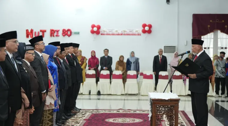 Gubernur Sumatera Barat, Mahyeldi Ansharullah ketika melantik 14 Pejabat Pimpinan Tinggi Pratama di lingkungan Pemerintah Provinsi Sumbar di Auditorium Gubernuran Sumbar, Sabtu (23/8/2025). Foto: Adpim Sumbar