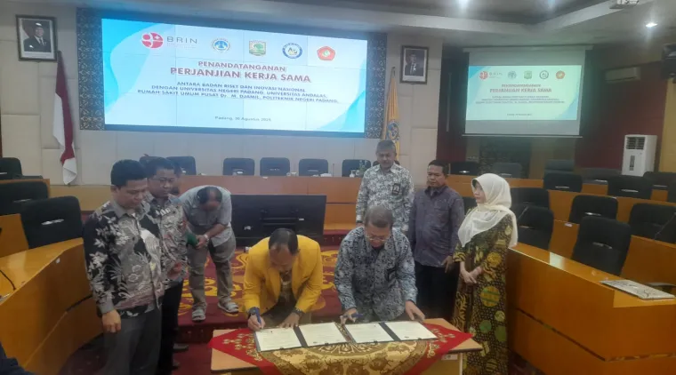 Wakil Rektor Bidang Perencanaan, KHI UNP,  Dr. rer. nat. Deski Beri, M.Si (paling kiri) saksikan Kepala LP2M Prof.Dr.Anton Komaini teken MoA dengan Kepala Biro Komunikasi Publik BRIN, Yudho Baskoro di  UNP, Sabtu (30/8/2025). Foto: Rokcalva/BeritaMinang