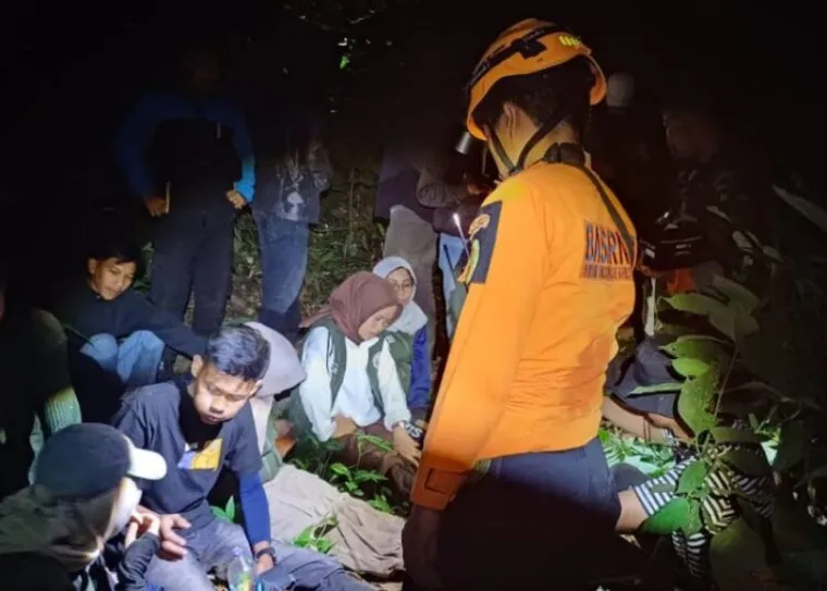 Tim SAR gabungan Kabupaten Limapuluh Kota yang datang ke lokasi saat menemukan 24 rombongan yang hilang di hutan Akabiluru, Limapuluh Kota. Foto: infosumbardotnet