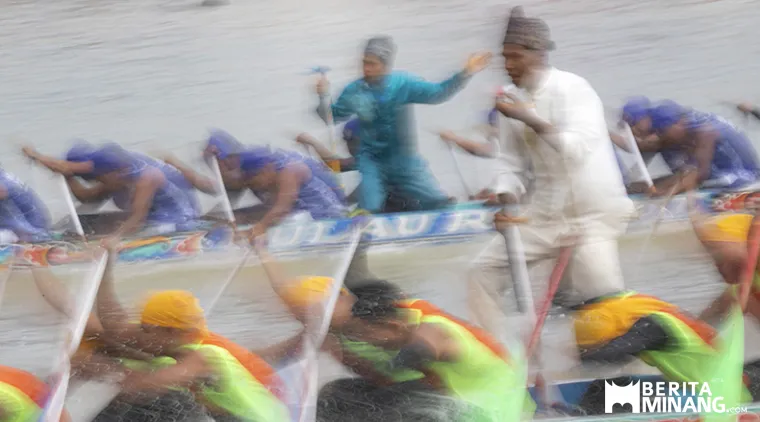 Tukang Concang (pemimpin tim) memberikan instruksi kepada anak dayung ketika digelarnya Festival Pacu Jalur Tahun 2025 di Tepian Narosa, Kabupaten Kuantan Singingi, Riau, Rabu (20/08/2025).