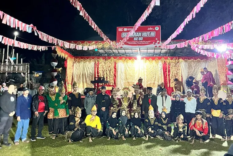 Suasana kegiatan seni dan budaya di halaman Balai Desa Kubu Gadang, Padang Panjang, Ahad (24/8/2025) malam. Foto: Kominfo Padang Panjang