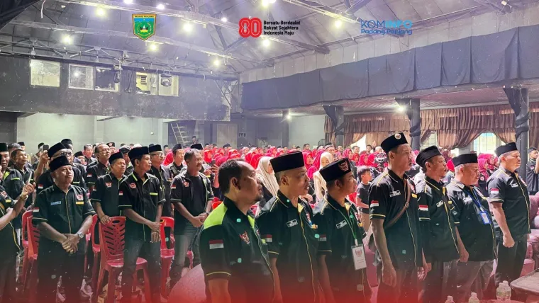 Ratusan pedagang bakso KPBN Koordinator Daerah (Korda) Sumatera Barat berkumpul dalam kegiatan Ngopi Santai di Gedung Auditorium Bustanul Arifin, Institut Seni Indonesia (ISI) Padang Panjang, Ahad (24/8/2025). Foto: Kominfo Padang Panjang