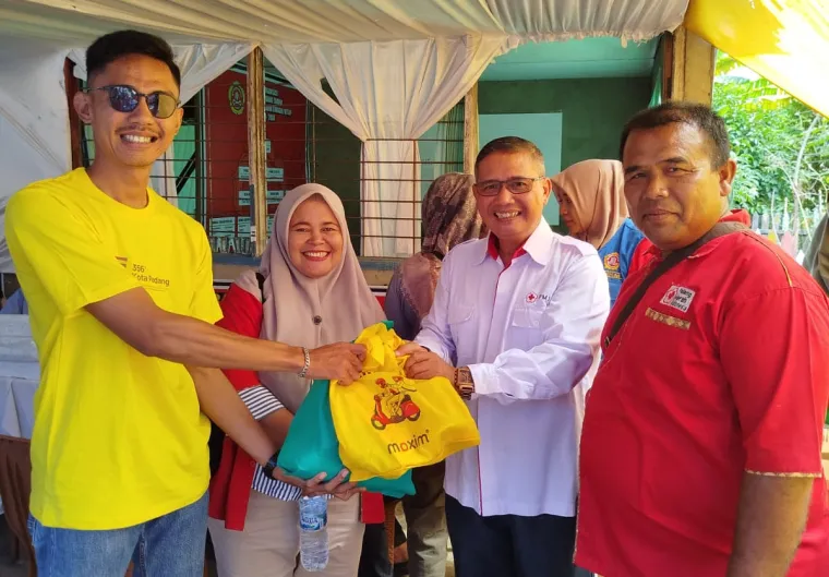 Suasana kegiatan Maxim yang menggelar kegiatan donor darah yang diselenggarakan di Kantor Kecamatan Koto Tengah dan Kantor Lurah Dadok Tunggul HItam. Foto: PRS Maxim Order Service Indonesia