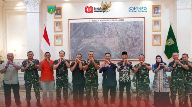 Wali Kota, Hendri Arnis ketika menerima kunjungan silaturahmi Asren Kodam XX/Tuanku Imam Bonjol (TIB), Kol. Arm Irwansyah beserta rombongan di Pendopo Rumah Dinas Wali Kota, Sabtu (23/8/2025). Foto: Kominfo Padang Panjang