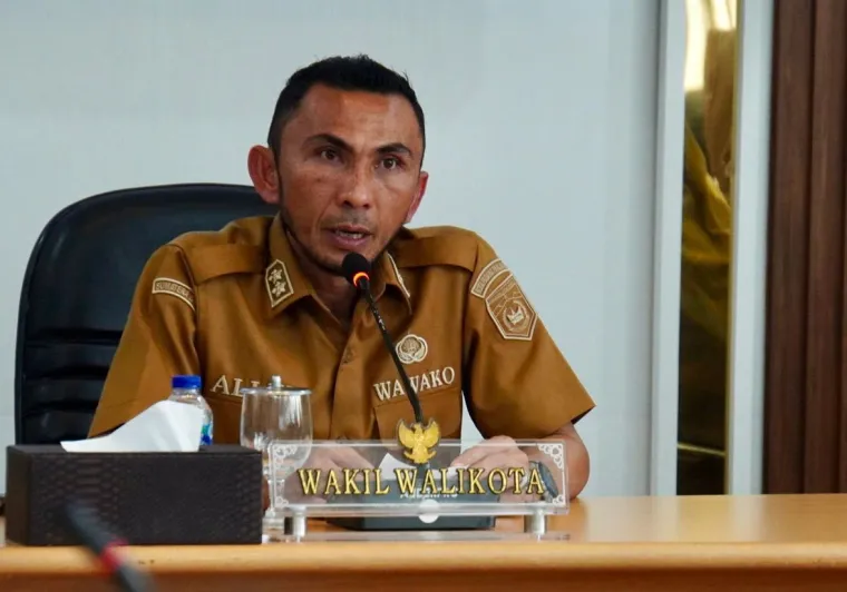 Wakil Wali Kota, Allex Saputra memaparkan penyelenggaraan program Kota Sehat di hadapan tim verifikator secara virtual dari ruang VIP Balai Kota, Selasa (19/8/2025). Foto: Kominfo Padang Panjang