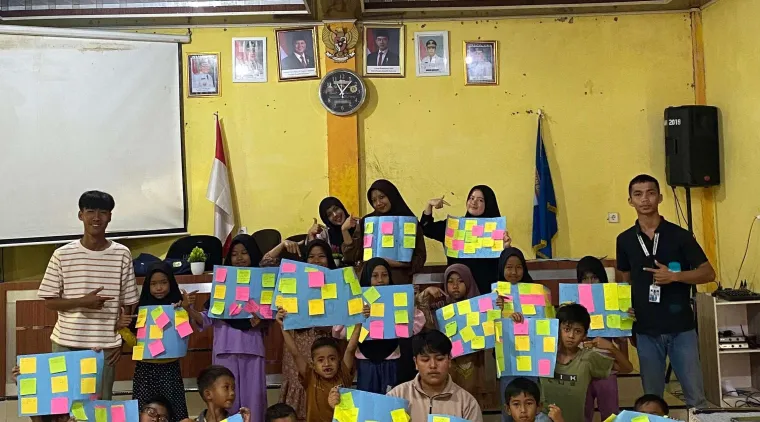 Ketua KKN Tematik Literasi Unand foto bersama anak-anak yang ikuti Fun Literacy And  Education Day di Kajai, Pasaman Barat.Foto: Tim KKN Unand