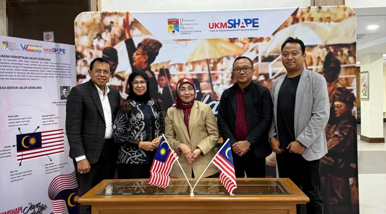 Prof. Ganefri, Ph.D, didampingi oleh Prof. Asmar Yulastri, Ph.D, Dr. Hendra Hidayat, M.Pd, dan Bayu Ramadhani Fajri, S.St., M.Ds. bersama pihak UKM diwakili oleh Prof. Dt. Norazah, Ph.D. Foto: Humas UNP