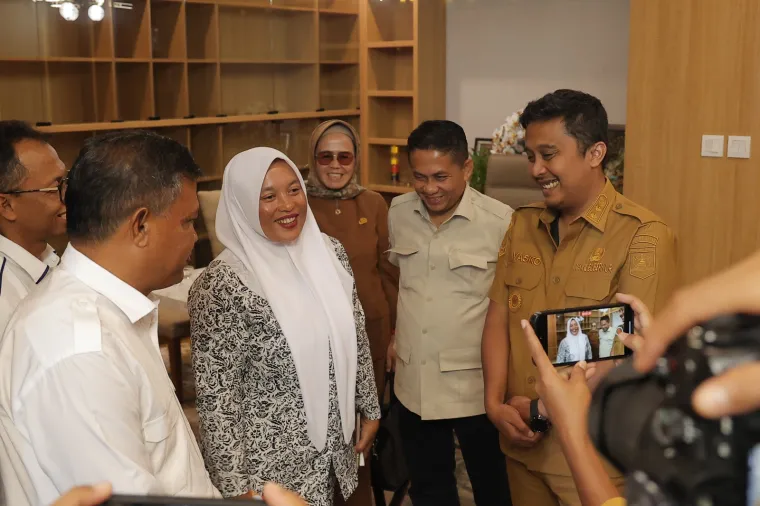 Wakil Gubernur Sumatera Barat (Wagub Sumbar), Vasko Ruseimy, ketika mengundang Dona untuk makan siang di ruang kerjanya pada Selasa (5/8/2025). Foto: Adpim Sumbar