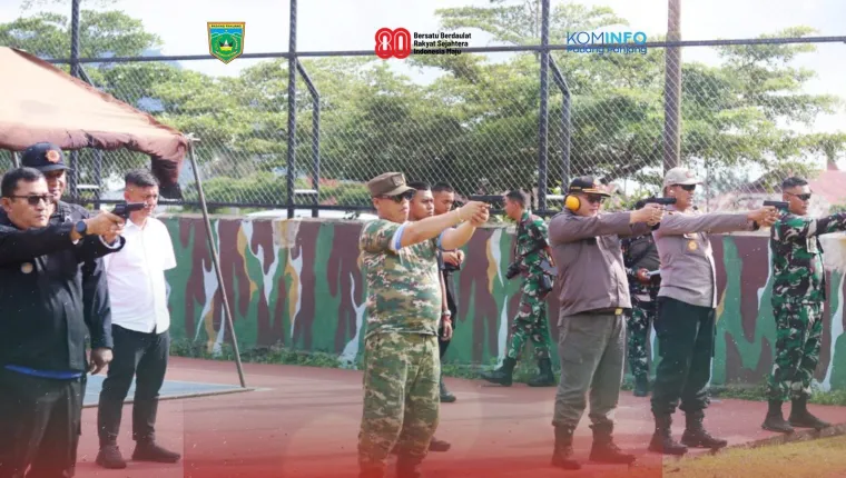 Wali Kota, Hendri Arnis bersama jajaran Forum Koordinasi Pimpinan Daerah (Forkopimda) mengikuti latihan menembak yang dipandu langsung oleh personel Brimob, Senin (18/8/2025). Foto: Kominfo Padang Panjang