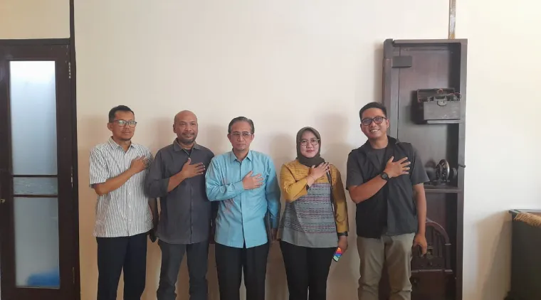 Direktur Promosi Kebudayaan, Undri S.S, M.Si. (tengah), bersama Annisa Rengganis, SIP, MA, Staf Khusus Menteri Kebudayaan (dua dari kanan) berpose usai bertemu media di Padang, Sabtu (16/8/2025). Foto: Rokcalva/BeritaMinang