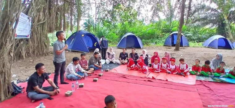 Camat Sungai Aur, Alfa Edison, berikan sambutan.