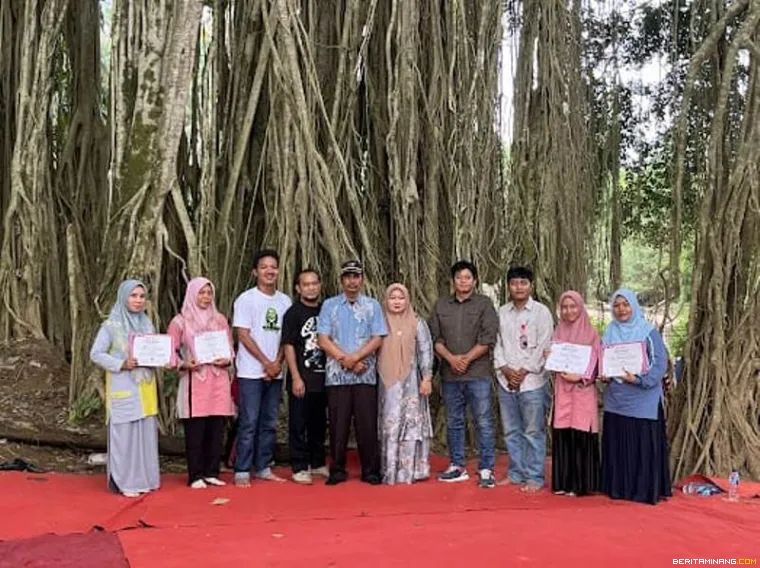 Guru-guru perwakilan sekolah foto bersama.