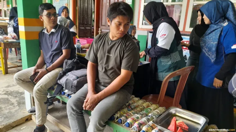 Kursi sampah plastik hasil inovasi di MIS Muallimin Tabek.