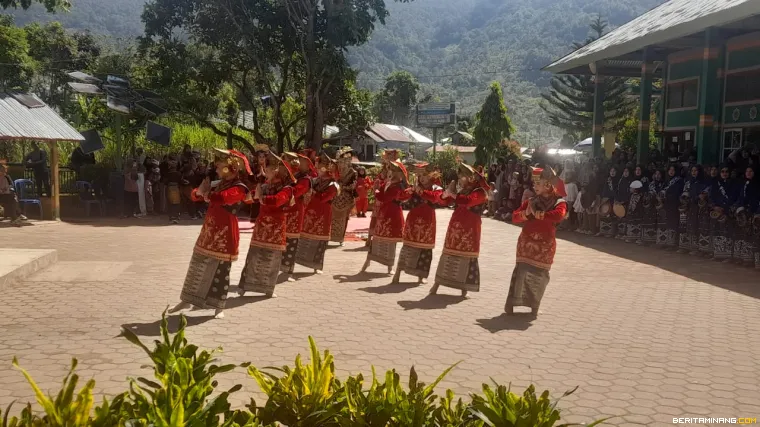 Penari di halaman MIS Muallimin Tabek nan asri dan bersih.