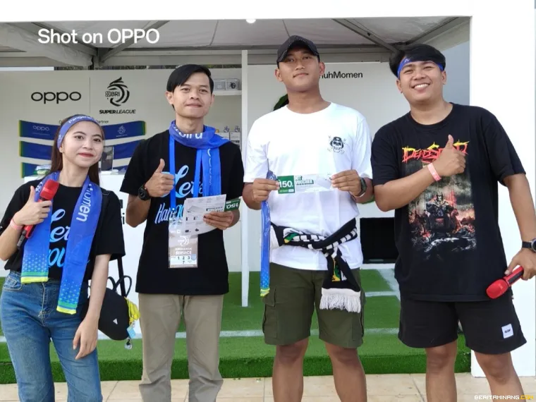 Antusiasme supporter meriahkan OPPO Fan Zone ketika menyaksikan laga Persib Bandung VS Semen Padang. Foto : Humas OPPO