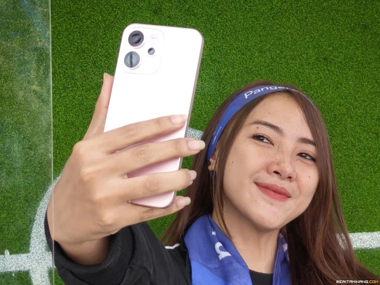 Pengunjung mencoba langsung kamera Reno14 Series di OPPO Fan Zone. (Tim OPPO)