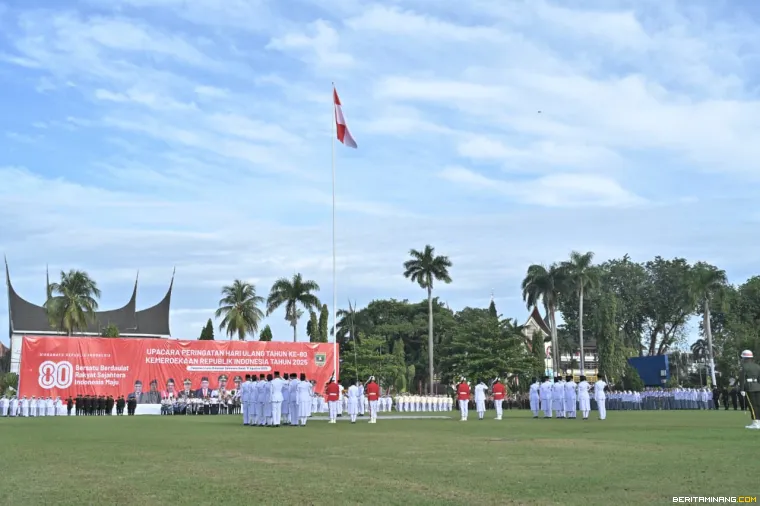 Suasana upacara HUT RI ke-80 di Istrana Gubernur Sumbar.