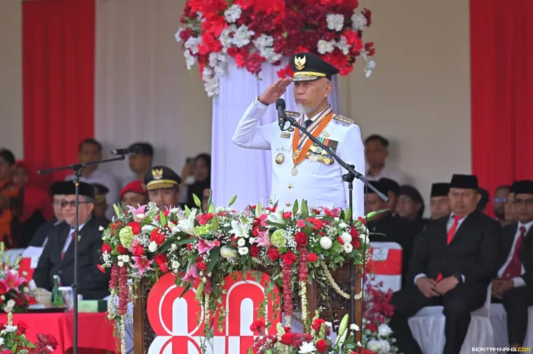 Gubernur Sumbar Mahyeldi, SP memberikan penghormatan pasukan.