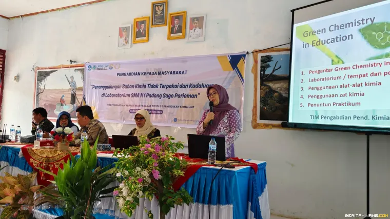 Penyampaian Materi oleh Tim Pengabdian Masyarakat Prodi S2 Pendidikan Kimia