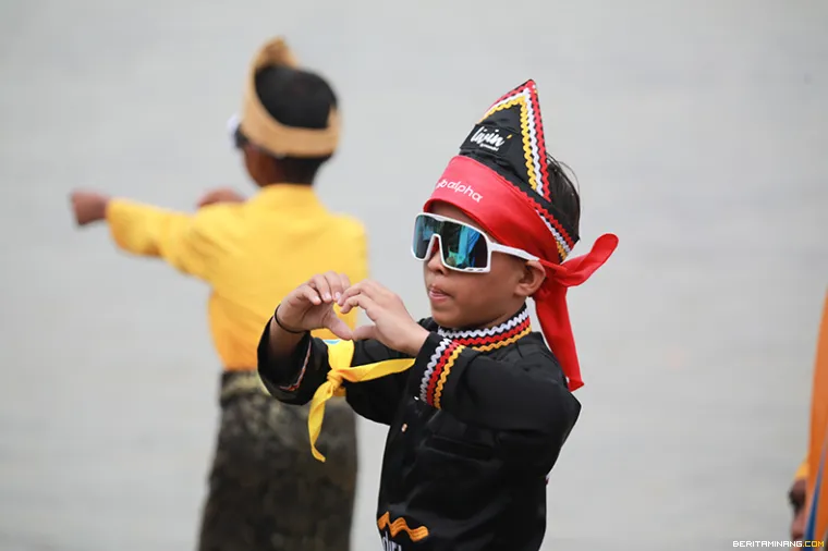 Rayyan Arkan Dikha si “Aura Farming” menyapa penonton ketika pembukaan Festival Pacu Jalur 2025 di Tepian Narosa, Kuantan Singingi, Riau, Rabu (20/8/2025). (Beritaminang/Adi Prima)