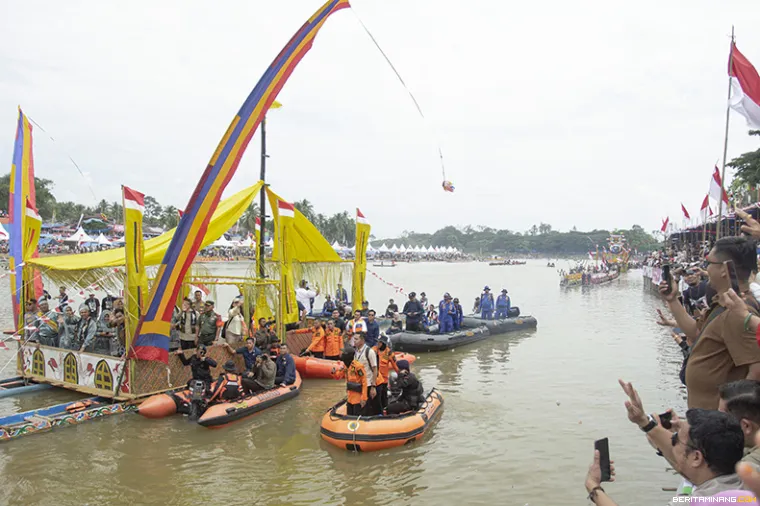 Wapres Gibran Rakabumi Raka yang didampingi Menteri Pariwisata, Menteri Budaya, Menpora dan tamu kehormatan lainnya menyapa penonton Pacu Jalur 2025. (Beritaminag/Adi Prima).
