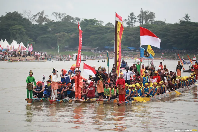 Parade perahu jalur yang akan berlomba pada Festival Pacu Jalur 2025 di Tepian Narosa, Kuantan Singingi, Riau. (Beritaminang/Adi Prima)