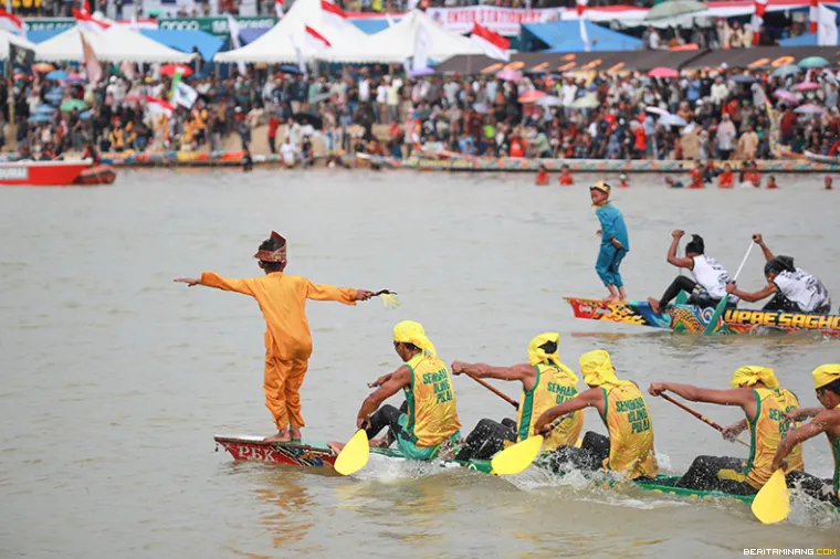 Anak Coki menari-nari ketika jalur mereka unggul dan melompat ke sungai untuk mengurangi beban ketika jalur mereka tertinggal. (Beritaminang/Adi Prima)