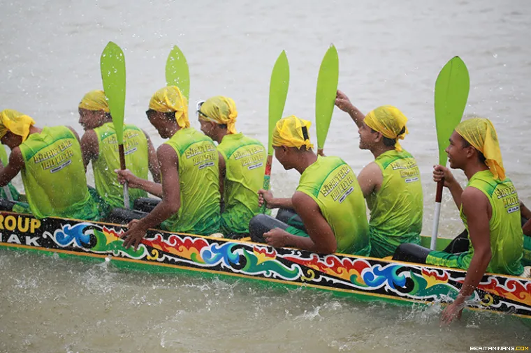 Anak dayung atau mesin penggerak perahu jalur yang berjumlah 40-60 orang gembira seusai menyelesaikan perlombaan. (Beritaminang/Adi Prima)