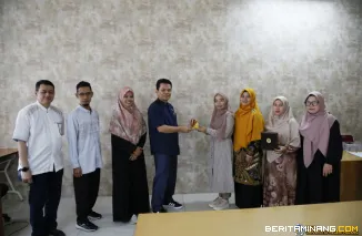 Wakil Rektor Bidang Perencanaan, Kerja Sama, dan Hubungan Internasional, Dr. rer. nat. Deski Beri, S.Si., M.Si., didamping Kepala BPMI UNP, Prof. Dr. Abna Hidayati, S.Pd., M.Pd., ketika menerima Tim UMRAH Kepri, Jumat (1/8/2025). Foto: Humas UNP