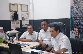 Ketua Bawaslu Pesisir Selatan, Afriki Musmaidi ketika penilaian tahap wawancara dengan tim monitoring dan evaluasi (Monev) Bawaslu RI, Rabu (13/8/2025). Foto: Bawaslu Pessel