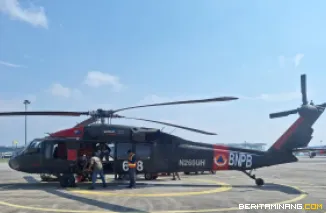 Helikopter Black Hawk dengan nomor registrasi N260UH yang dikerahkan untuk penanganan darurat Karhutla Aceh Selatan tiba di Bandara Kualanamu pada Rabu (27/8). Foto: Humas BNPB
