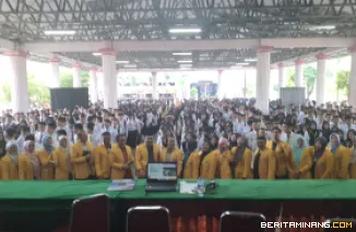 Kegiatan Pengenalan Kehidupan Kampus bagi Mahasiswa Baru (PKKMB) tahun masuk 2025 bertemu di Kampus FBS UNP Air Tawar Padang pada Kamis (21/8). Foto MR.