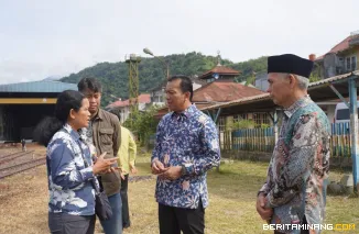 Sekretaris Daerah Kota, Sonny Budaya Putra, sambut delegasi We Are Site Managers International Symposium di Stasiun Kereta Api Padang Panjang, Ahad (24/8/2025). Foto: Kominfo Padang Panjang