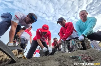 Gubernur Sumatera Barat (Sumbar), Mahyeldi Ansharullah ketika memimpin aksi gotong royong membersihkan sampah di area bebatuan pemecah ombak Pantai Padang, Sabtu (16/8/2025). Foto: Adpim Sumbar