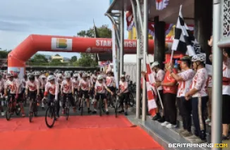 Gubernur Sumatera Barat (Sumbar), Mahyeldi Ansharullah ketika melepas secara resmi ratusan peserta Gowes Parade Merah Putih sejauh 80 kilometer dari halaman Kantor Gubernur Sumbar, Senin (18/8/2025). Foto: Adpim Sumbar