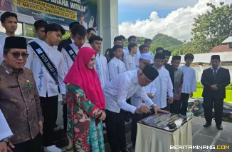 Gubernur Sumatera Barat (Sumbar), Mahyeldi Ansharullah ketika meresmikan Graha Wakaf AR Risalah di kompleks Yayasan Wakaf AR Risalah, di Padang. Jum'at (29/8/2025). Foto: Adpim Sumbar