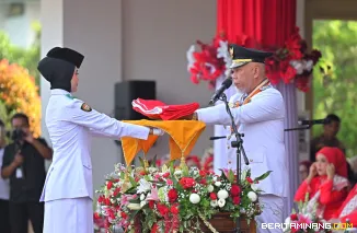 Gubernur Sumbar, Mahyeldi Ansharullah bertindak sebagai inspektur upacara peringatan HUT ke-80 Republik Indonesia tingkat Provinsi Sumatera Barat (Sumbar) di halaman Istana Gubernuran, Minggu (17/8/2025). Foto-Foto: Adpim Sumbar
