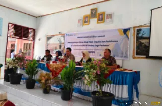 Wakil Rektor IV UNP, Dr. rer.net. Deski Beri, M.Si. ketika membuka Pengabdian Masyarakat Prodi S2 Pendidikan Kimia FMIPA UNP di SMAN 1 Padang Sago, Kabupaten Padang Pariaman, Sumatera Barat.  Foto-Foto: Tim Pengabdian