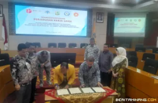Wakil Rektor Bidang Perencanaan, KHI UNP,  Dr. rer. nat. Deski Beri, M.Si (paling kiri) saksikan Kepala LP2M Prof.Dr.Anton Komaini teken MoA dengan Kepala Biro Komunikasi Publik BRIN, Yudho Baskoro di  UNP, Sabtu (30/8/2025). Foto: Rokcalva/BeritaMinang