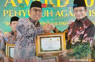 Wali Kota Padang Panjang, Hendri Arnis ketika menerima penghargaan PENAIS Award Penyuluh Agama Islam Tahun 2025 dari  Menteri Agama, Nasaruddin Umar dalam acara di Aston Kartika Grogol Hotel, Jakarta Barat, Senin (25/8/2025). Foto: Kominfo Padang Panjang