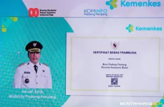 Sertifikat Eradikasi Frambusia dari Kementerian Kesehatan (Kemenkes) Republik Indonesia yang diterima Kota Padang Panjang. Foto: Kominfo Padang Panjang