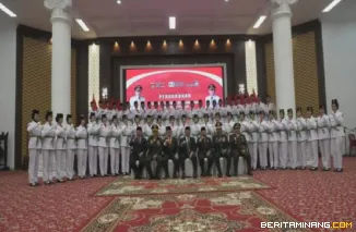 Foto bersama 54 pelajar sebagai Paskibraka Bukittinggi tahun 2025, usai dikukuhkan Wako Ramlan di Balairung Rumah Dinas Wako, jumat, (15/08).  Foto : Dok Diskominfobkt