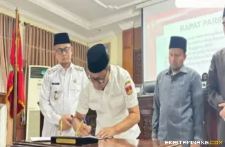 Penandatanganan nota kesepakatan bersama Oleh Pemko Bukittinggi dan DPRD tentang ranperda perubahan KUA-PPAS APBD tahun anggaran 2025 dan ranperda tentang RPJMD   tahun 2025 - 2029