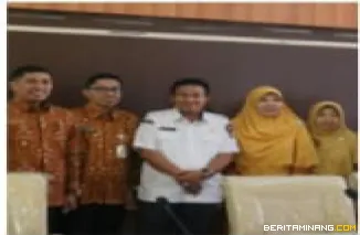 Asosiasi Guru Pendidikan Agama Islam   Kota Bukittinggi melakukan pertemuan dengan Pemko Bukittinggi yang diterima Sekdako Rismal Hadi di Ruangan Rapat Utama Balaikota Bukittinggi, Rabu (06/08).  Foto : Dok diskominfobkt