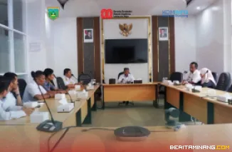 Asisten III Setdako Padang Panjang, Ewasoska saat memimpin rapat sistem parkir digital di Ruang VIP Lantai II Balai Kota, Rabu (27/8/2025). Foto: Kominfo Padang Panjang