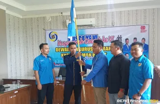 Rezki Aulia Ketua KNPI Pasaman Barat terpilih menerika Bendera Pataka KNPI dari Pengurus KNPI Sumatera Barat dan Pengurus KNPI Pasaman Barat periode sebelumnya. Minggu. 24/8/2025. Foto: D