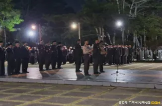Upacara kehormatan dan renungan suci yang di gelar Pemko Bukittinggi di TMP Kusuma Bakhti Minggu dini hari(17/08).